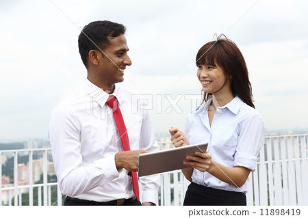 談話的亞洲商人 談話的亞洲商人 11898419