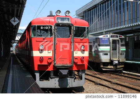 JR北海道711系列列車S-107組織和733系列列車B-103組織。 JR北海道711系列列車S-107組織和733系列列車B-103組織。 11899146