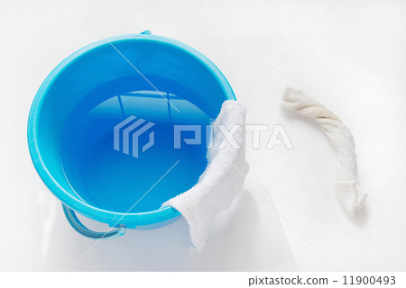 Wiping cleaning tools: squeezed rag and bucket with rag 11900493