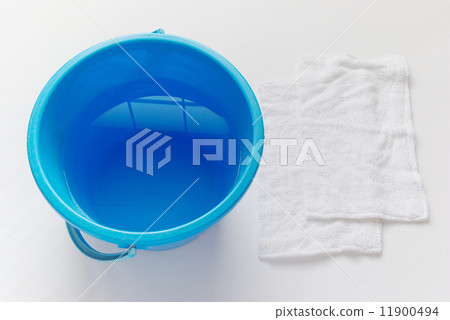Wiping tools: bucket with water and two rags 11900494