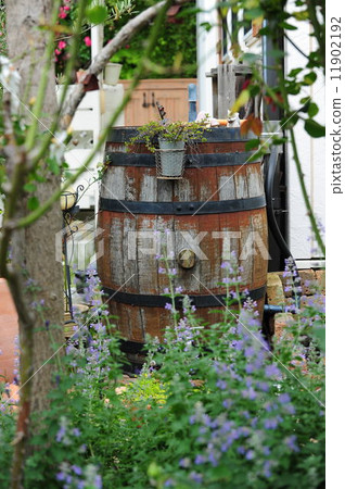 Restful gardening 11902192
