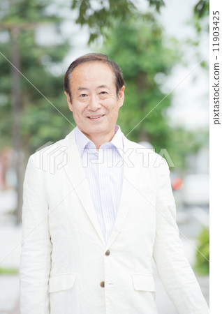穿一件白色夾克的老人 穿一件白色夾克的老人 11903425
