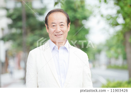 穿一件白色夾克的老人 11903426