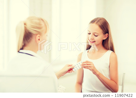 doctor giving tablets to child in hospital doctor giving tablets to child in hospital 11907422