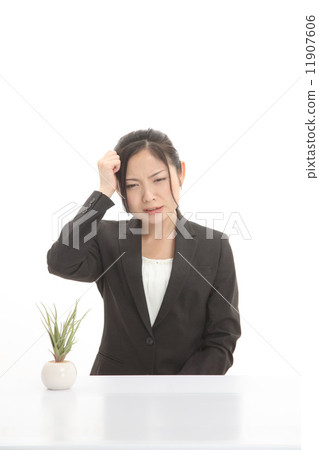 穿西裝的女人 11907606