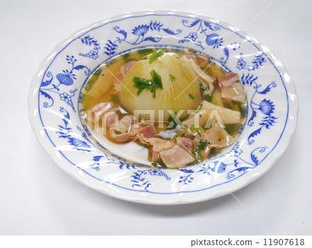 Boil the whole onion of bacon soup Boil the whole onion of bacon soup 11907618
