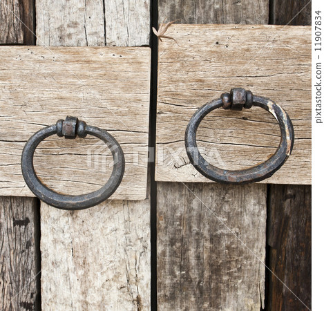 handle on the old wooden door 11907834