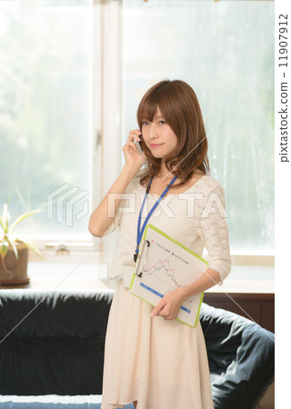 一名婦女談話在手機 11907912