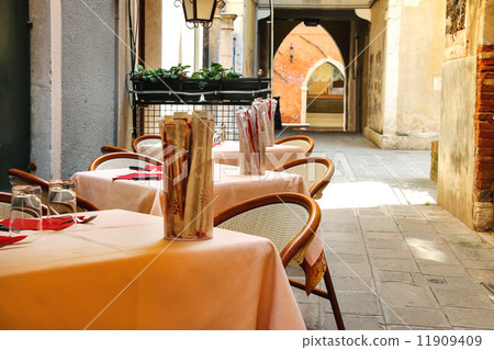 Served glasses of table in an outdoor cafe in Venice, Italy 11909409