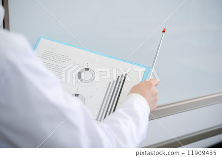 白色的一位女士 11909435