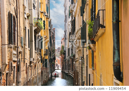 House in a narrow canal in Venice, Italy 11909454
