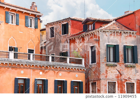 Roof terrace with beautiful Italian house, Venice, Italy 11909455