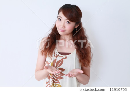 一個將〇放在手掌中的女人 一個將〇放在手掌中的女人 11910703