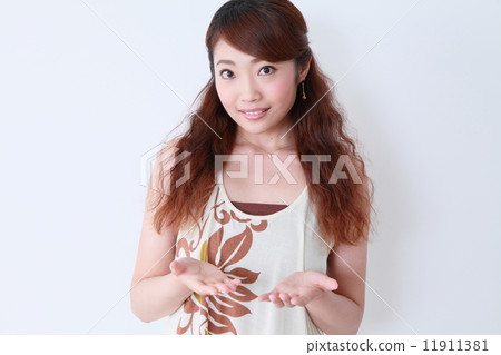 A woman who introduces 〇 in the palm of your hand 11911381