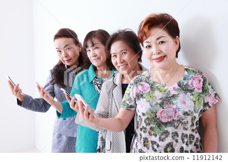熟女使用智能手機 熟女使用智能手機 11912142