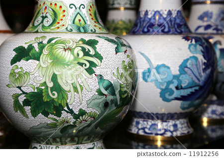 Traditional Chinese vases at a Chinese market Traditional Chinese vases at a Chinese market 11912256