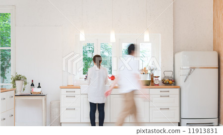 Kitchen with movement 11913831