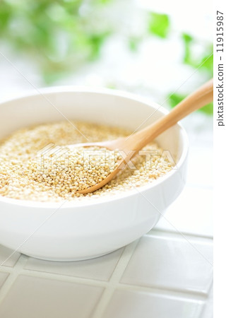 Spoon of quinoa and wood 11915987