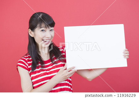 穿紅色 t 恤的女人 穿紅色 t 恤的女人 11916229