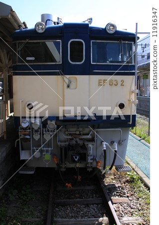 在臼井通行駛的電力機車 11916347