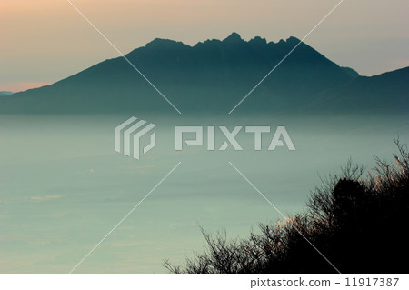 Early morning Aso Nekake Early morning Aso Nekake 11917387