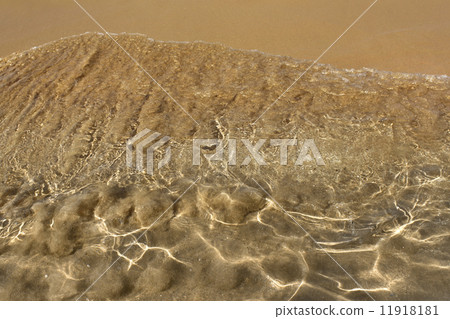Transparent sea wave 11918181