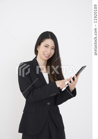 指向片劑的一個少婦 11920189