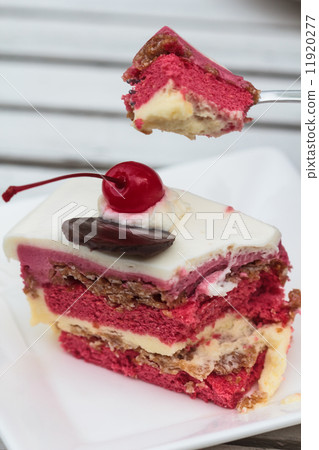 Strawberry cake 11920277
