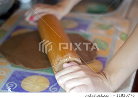 Hand rolled the dough using wood roller 11920776