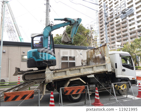 Transport of heavy equipment Transport of heavy equipment 11921995