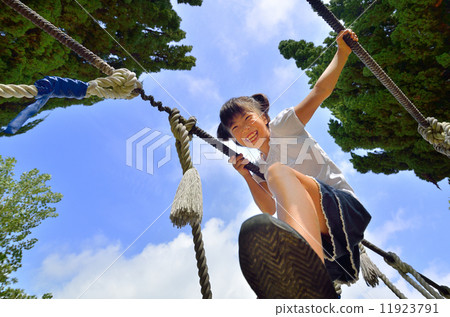 女孩在玩公園遊樂設備 11923791