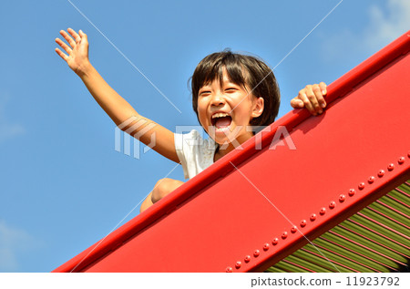 在滑梯上玩耍的女孩 在滑梯上玩耍的女孩 11923792
