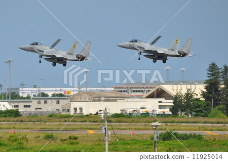 F  -  15戰鬥機降落在小松庫機場 11925014