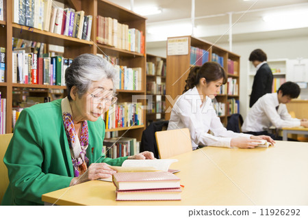 Library senior women 11926292