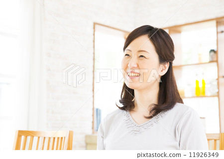 Middle-aged female Middle-aged female 11926349