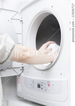 使用烘乾機的主婦手 使用烘乾機的主婦手 11926717