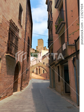 Narrow street in old district. Tortosa 11927404