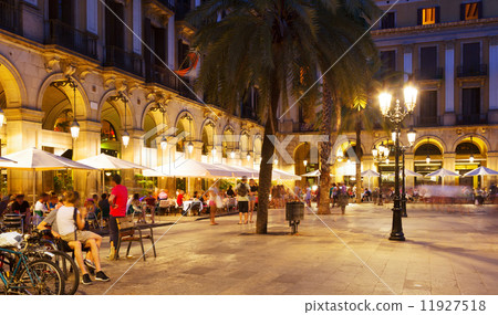 night view of Placa Reial with restaurants 11927518
