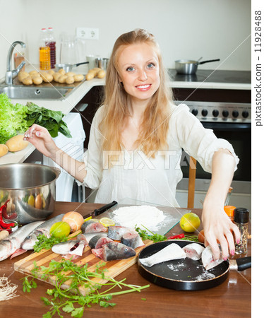 Smiling woman putting fish in flour into pan-照片素材（圖片） [11928488] - PIXTA圖庫