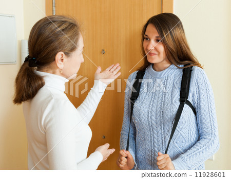Mother sees off teenage daughter 11928601