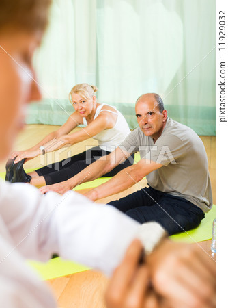Medical staff with senior people at gym 11929032