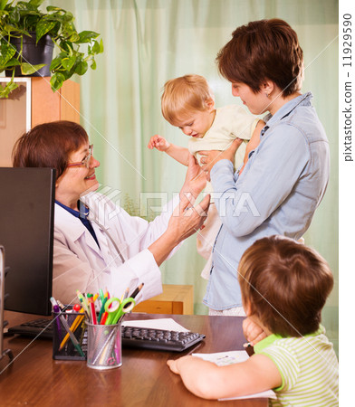 mother with two children and pediatrician doctor mother with two children and pediatrician doctor 11929590