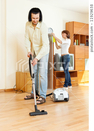 couple cleaning with vacuum cleaner 11929638
