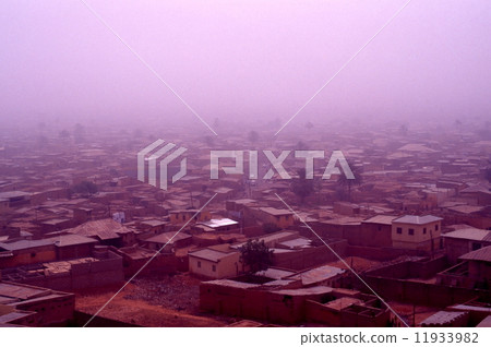 在Cano塵土中吸煙的舊城 11933982