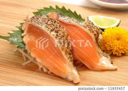 烤三文魚用生魚片日本人食物 烤三文魚用生魚片日本人食物 11935457