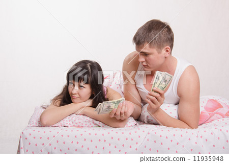 Guy offers offended girl money 11935948