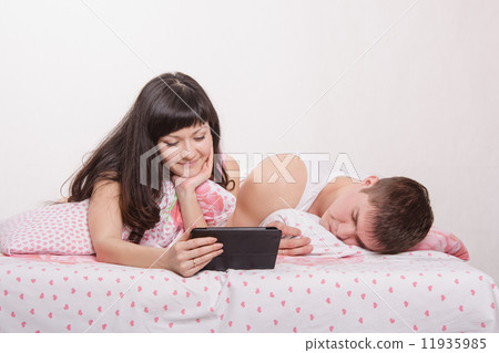 Husband fell asleep while watching movie with his wife 11935985