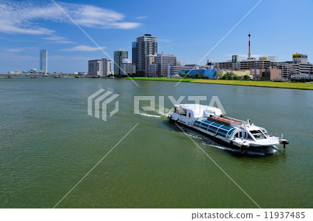 信濃川和水上班車 11937485