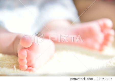 Baby's foot 11939907