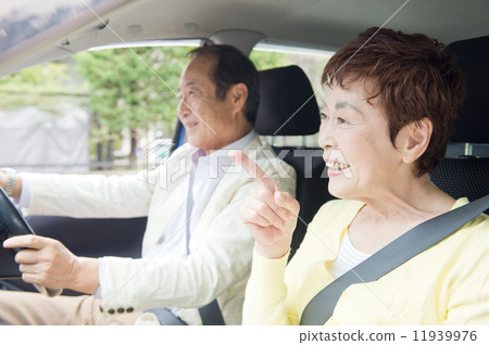 Senior couple driving 11939976